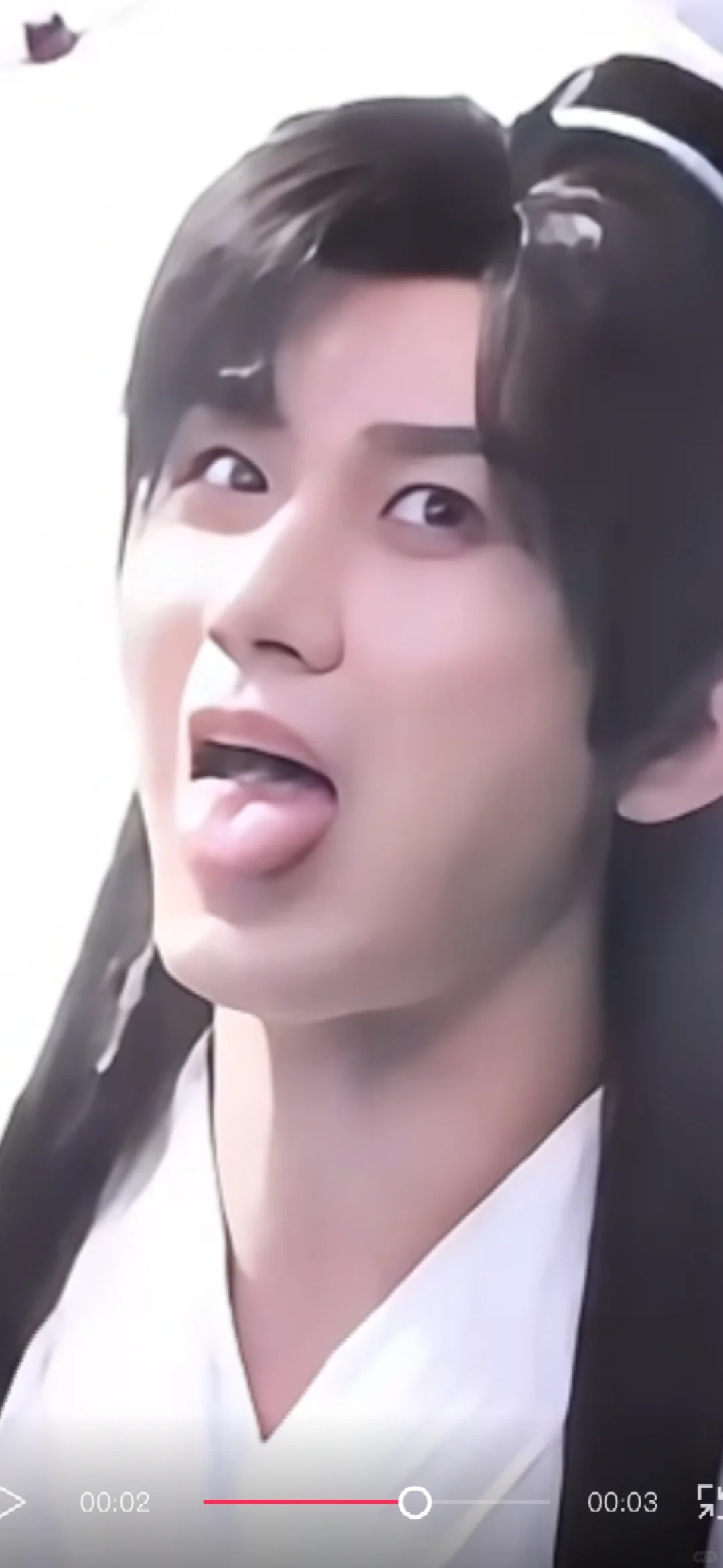 标准的舌相是淡红舌、薄白苔，淇淇都符合