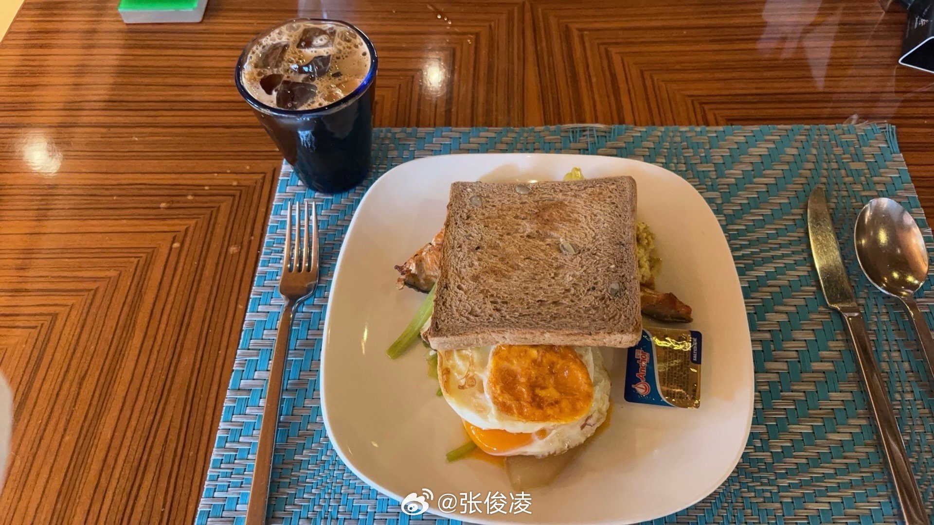 不吃早餐才是一件很嘻哈的事，早餐店老板脸上有一颗很🐔掰的痣 