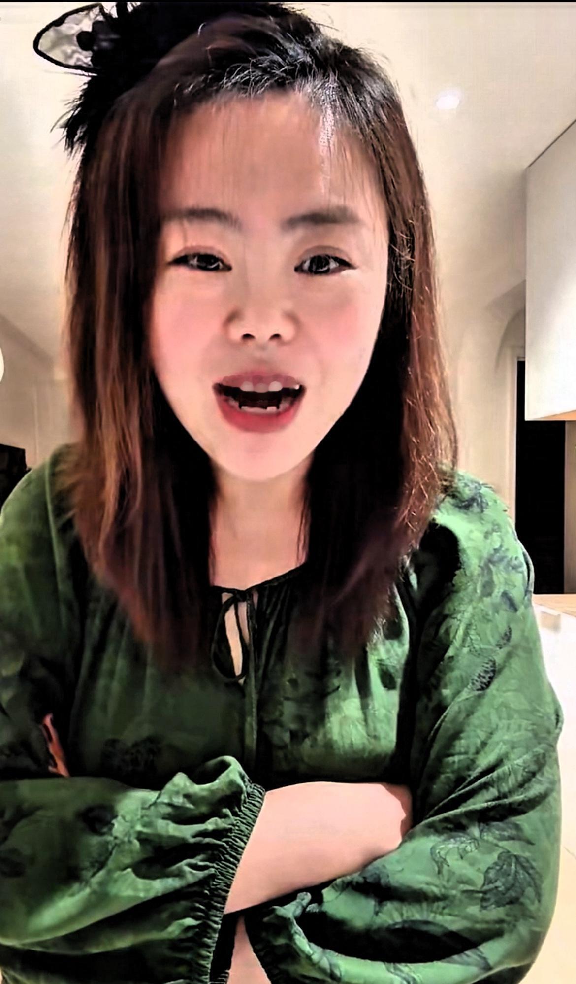 苦茶丹丹香，捡狗的谎，撒的漏斗百出！
没有不透风的墙，明明说是捡的狗，居然还有打