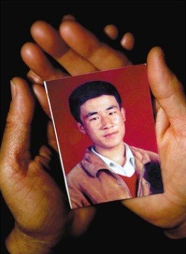 神探落马了，办案像打仗，铁窗里他不说话。
那天他被黑布套着头带走，新华社的镜头拍