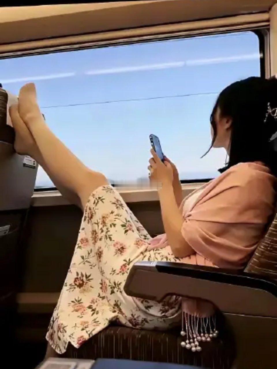真服了这位小姐姐，真把高铁车厢当成自己家了…… 