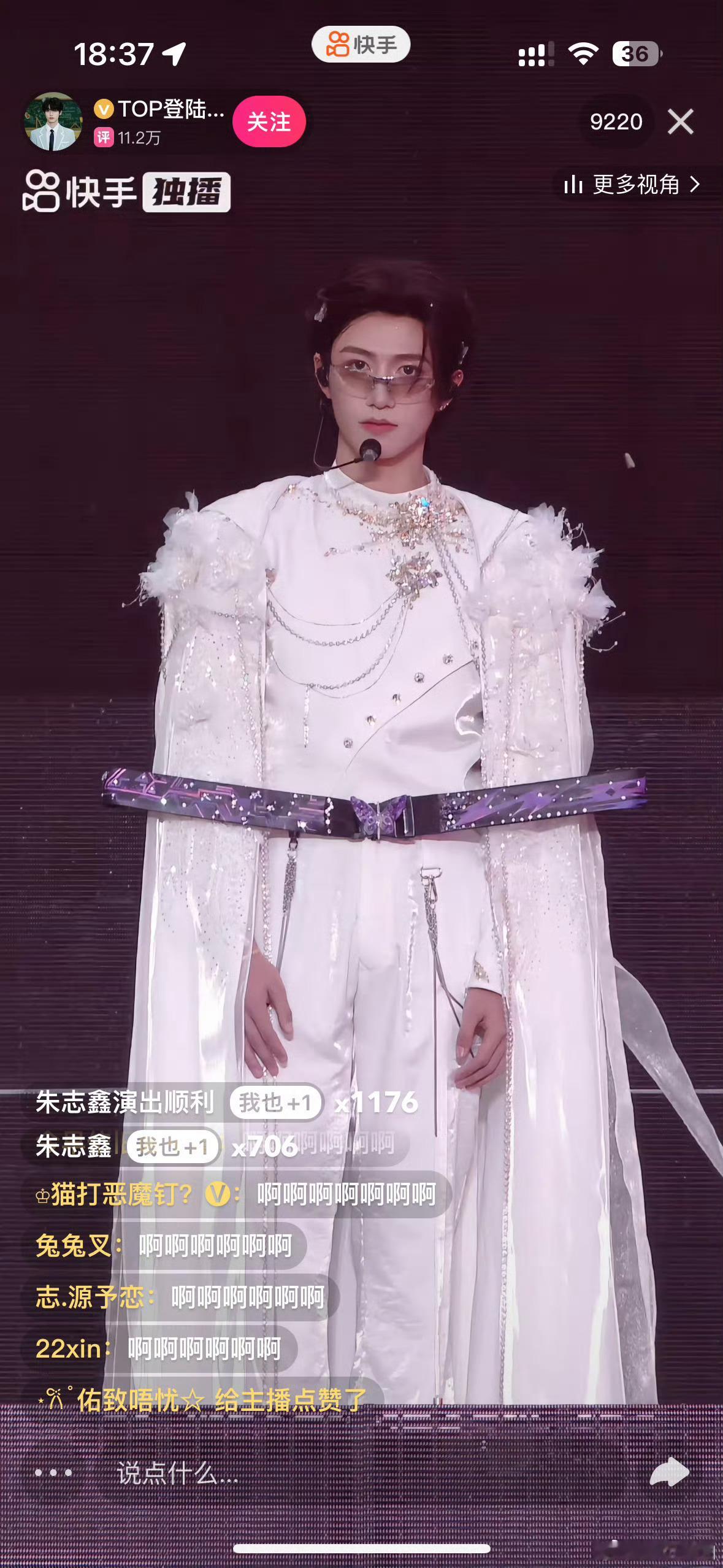 朱志鑫 造型造型师脑子没事吧 这个妆造配一副眼镜吗 二编：咳咳进来都来看今天朱志