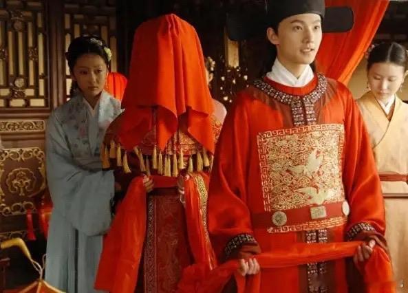 历史 古代驸马看似风光，实则是憋屈的 “皇家赘婿”，婚前竟要让宫女先 “验货”，