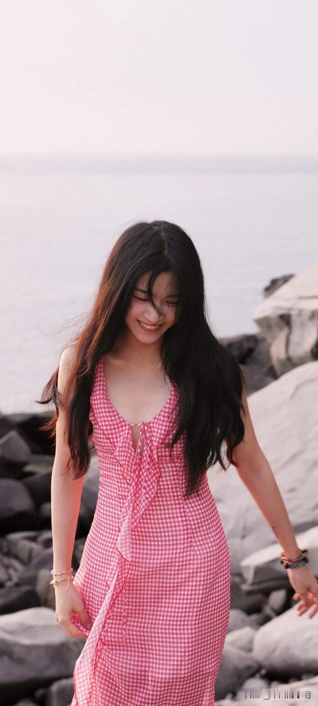 其实人和人还是刚认识的时候最好，既虚伪又热情，既新鲜又浪漫。
可是谁又能经得起时