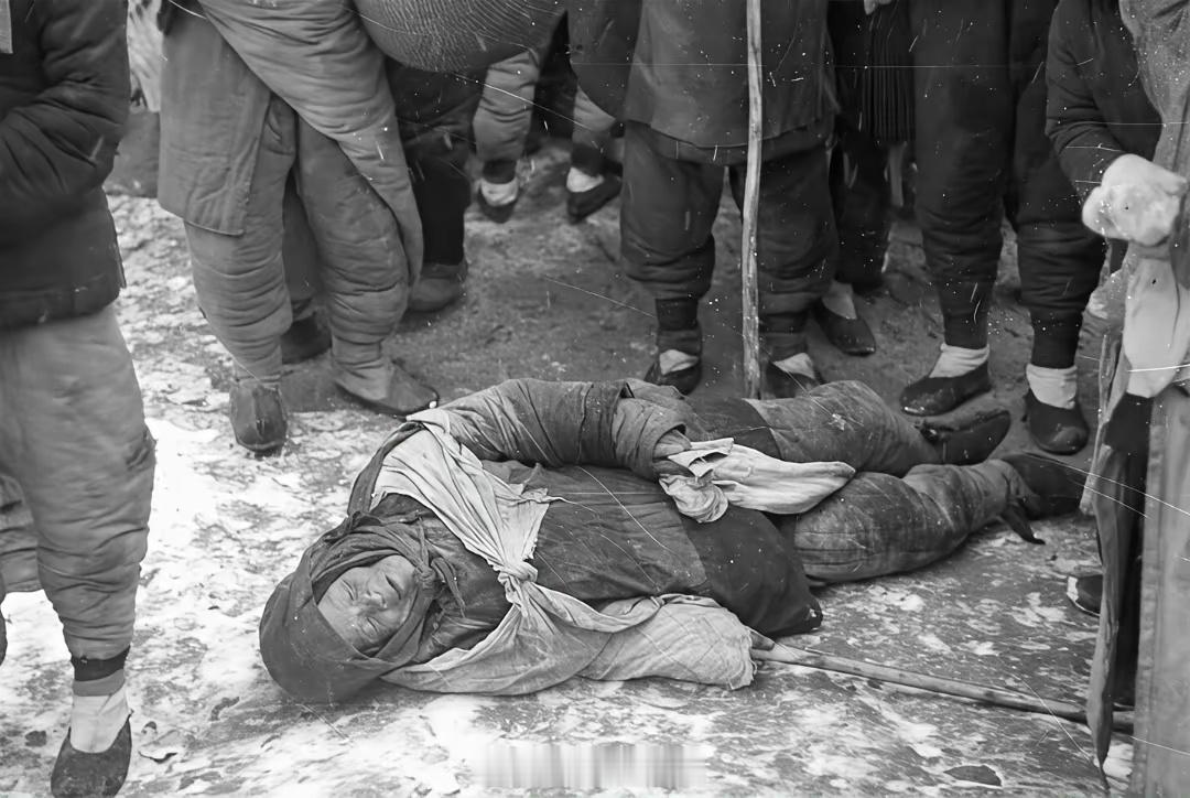 1942年，河南大饥荒，饥饿的女人。国民党执政时期（民国）人均寿命35岁，临走老