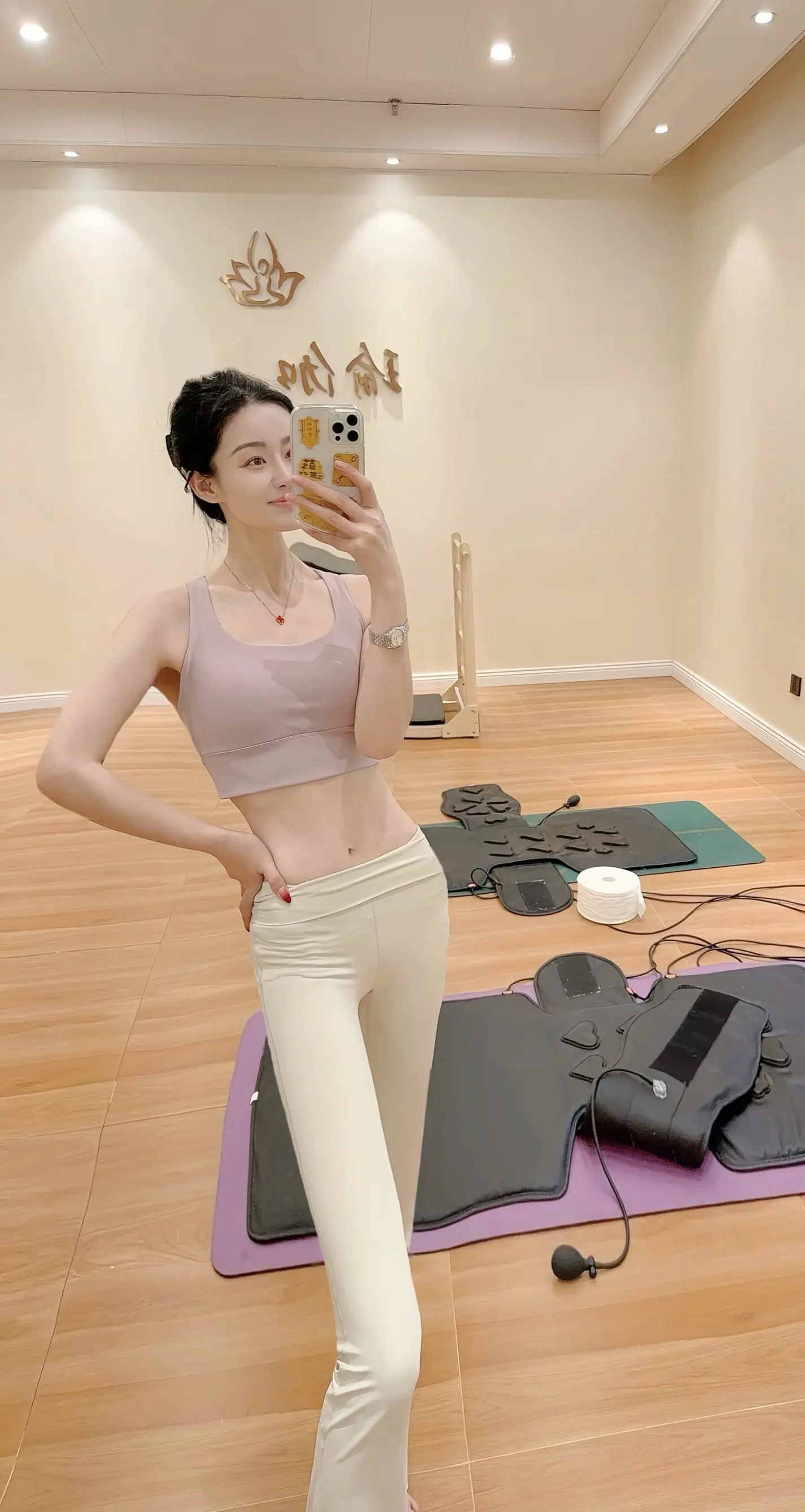 早起，坚持练习，肌肉紧致，身材线条凹凸有致，美好属于自己.