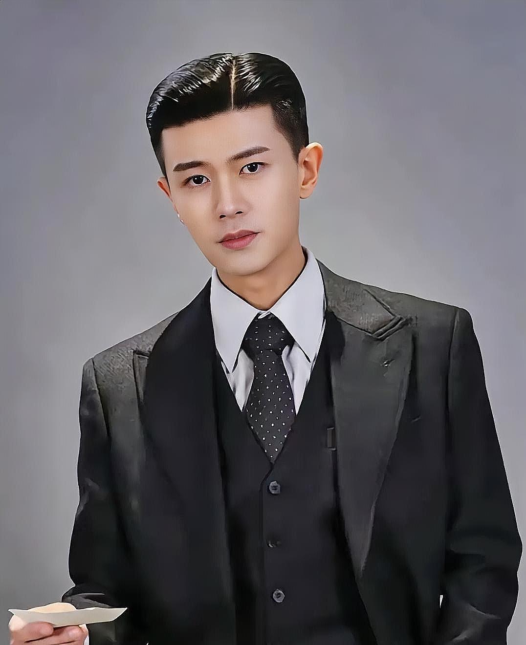 任嘉伦！建议直接退圈得了！😤
36岁了一点岁月痕迹没有，帅得过分！
新剧《风与