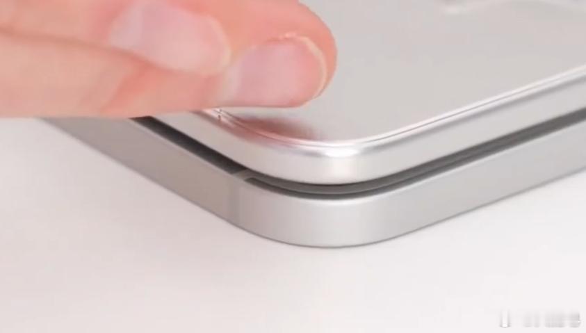 iPhone折叠屏上手 苹果还是这么讲究R角，这种形态的折叠屏，华为阔折叠算是给