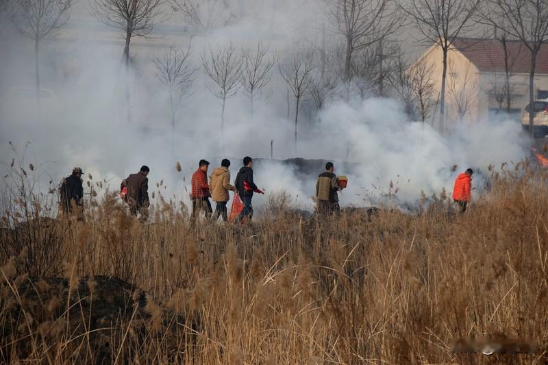 前几天寒衣节，儿子没有给死去的老子上坟被妈妈唠叨不孝，说不上坟，那边的人都穷死了