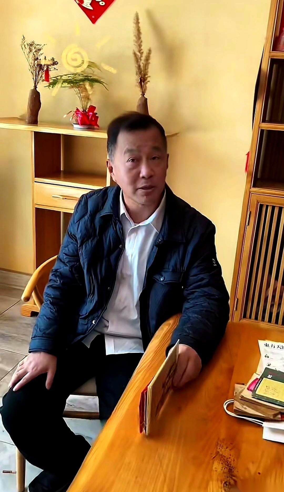 好家伙，他终于出来了。
一群主播，就守在昆明一个酒店门口，跟望夫石似的，守了整整