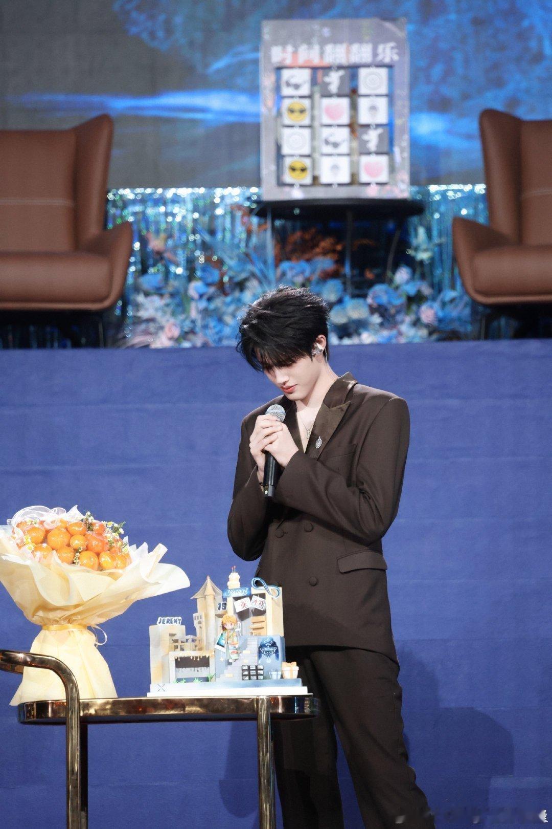 张极举饭撒牌要飞吻 张极举着饭撒牌的样子超乖巧，一个飞吻根本不够，要给你千千万万