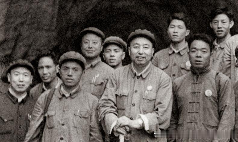 1970年5月，华国锋在湘西洛塔公社调研工作合影(后排右二为曹万贵)。