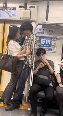 兄弟，你后面有人！

情侣 逛街遇情侣秀恩爱是什么感觉