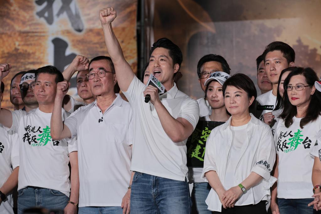 蒋万安推倒阁 郑丽文冷处理  

台北市长蒋万安在台湾食用油致癌物超标风波延烧之