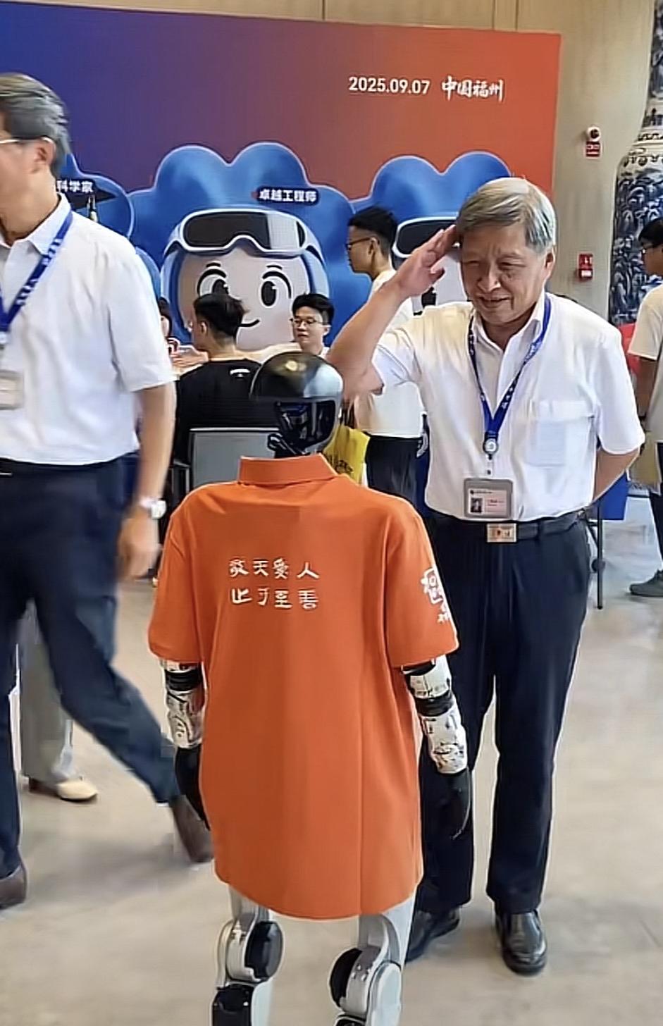 王树国校长太可爱了！

9月7日，福耀科技大学喜迎新生报到，校长王树国亲临现场，