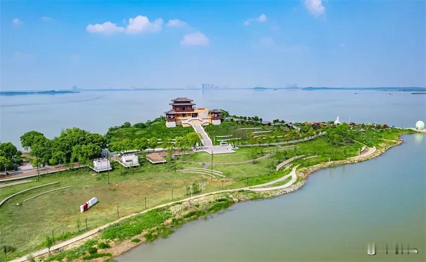碧波万顷的梁子湖上，梁子岛宛若水上蓬莱。乘船登临，草木葱茏，环湖步道绵延湖畔。青