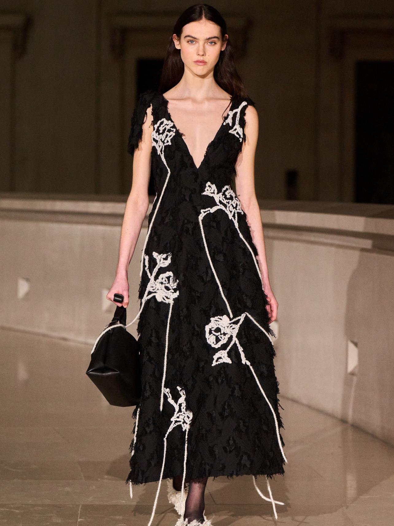 秀场分享：Erdem Fall25画意的花卉、闪亮的金属、紧身收腰、喇叭裙这组l