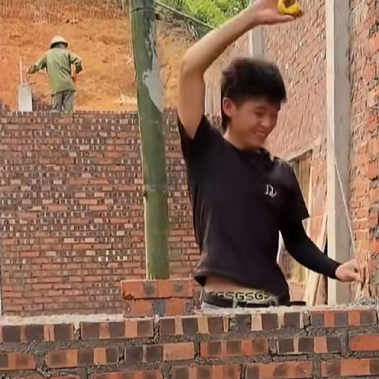 小潘和小秋在越南给小叔盖房子原本就是想帮助小叔从不经风雨的的房子中搬出来，住进一