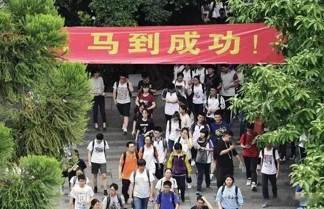 高考语文高考作文一起为高考静音！明天开始，就是高考第一天了，连续四天，开车出门静