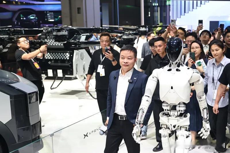 11月5日小鹏科技日上，新一代人形机器人IRON闪亮登场。这可是最拟人的机器人，