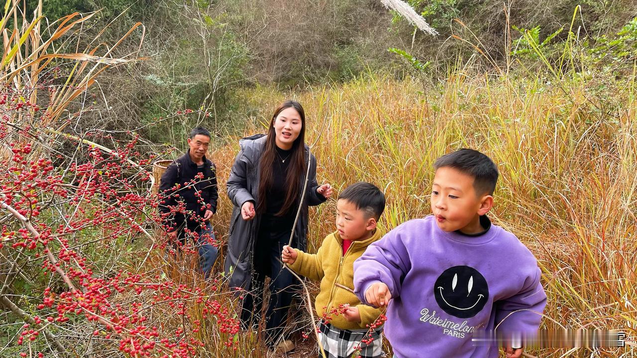 一家老小翻山越岭[赞][呲牙]