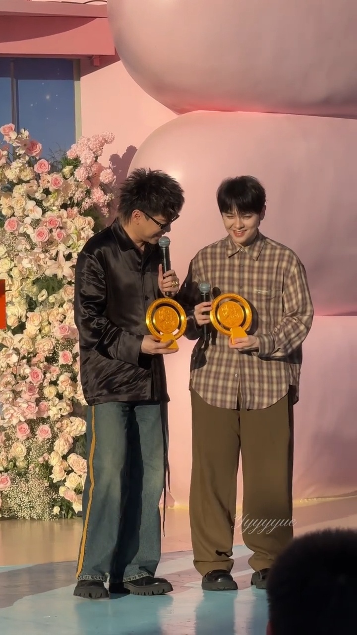 胡彦斌说奖杯非常有寓意胡彦斌说奖杯有非常好的寓意胡彦斌做客2026青春芒果节，收