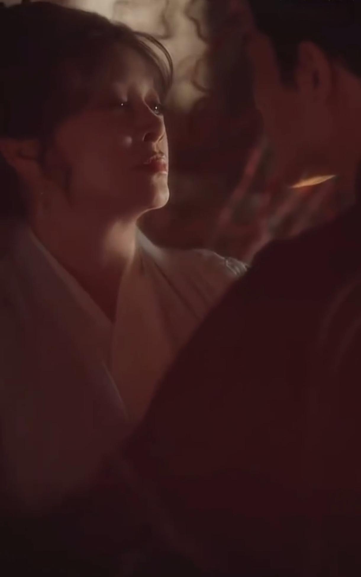 75岁的刘晓庆在短剧也是吃得开啊，不愧是咱庆奶，和小鲜肉也是吻上了！庆奶人生观 