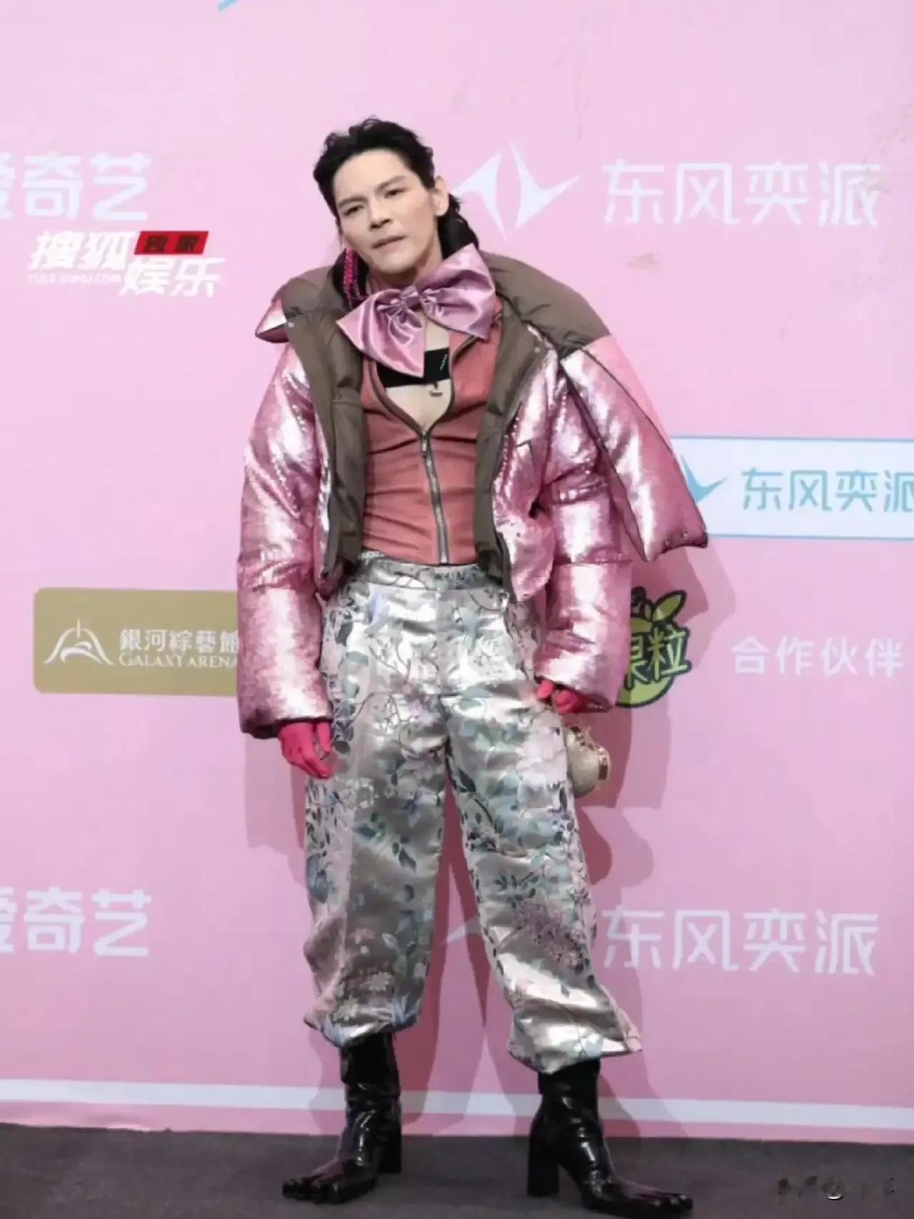 其实好多人都不了了解向左，总认为他是靠他有一个很好的家庭资源才能拍电影和一些大碗