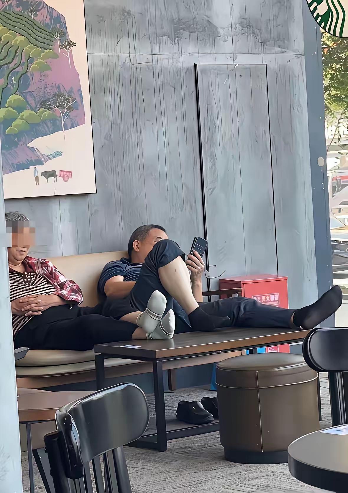 现在知道星巴克为什么要卖给中资了吧 被这群老登整的没招了！
之前不少社区店经常能