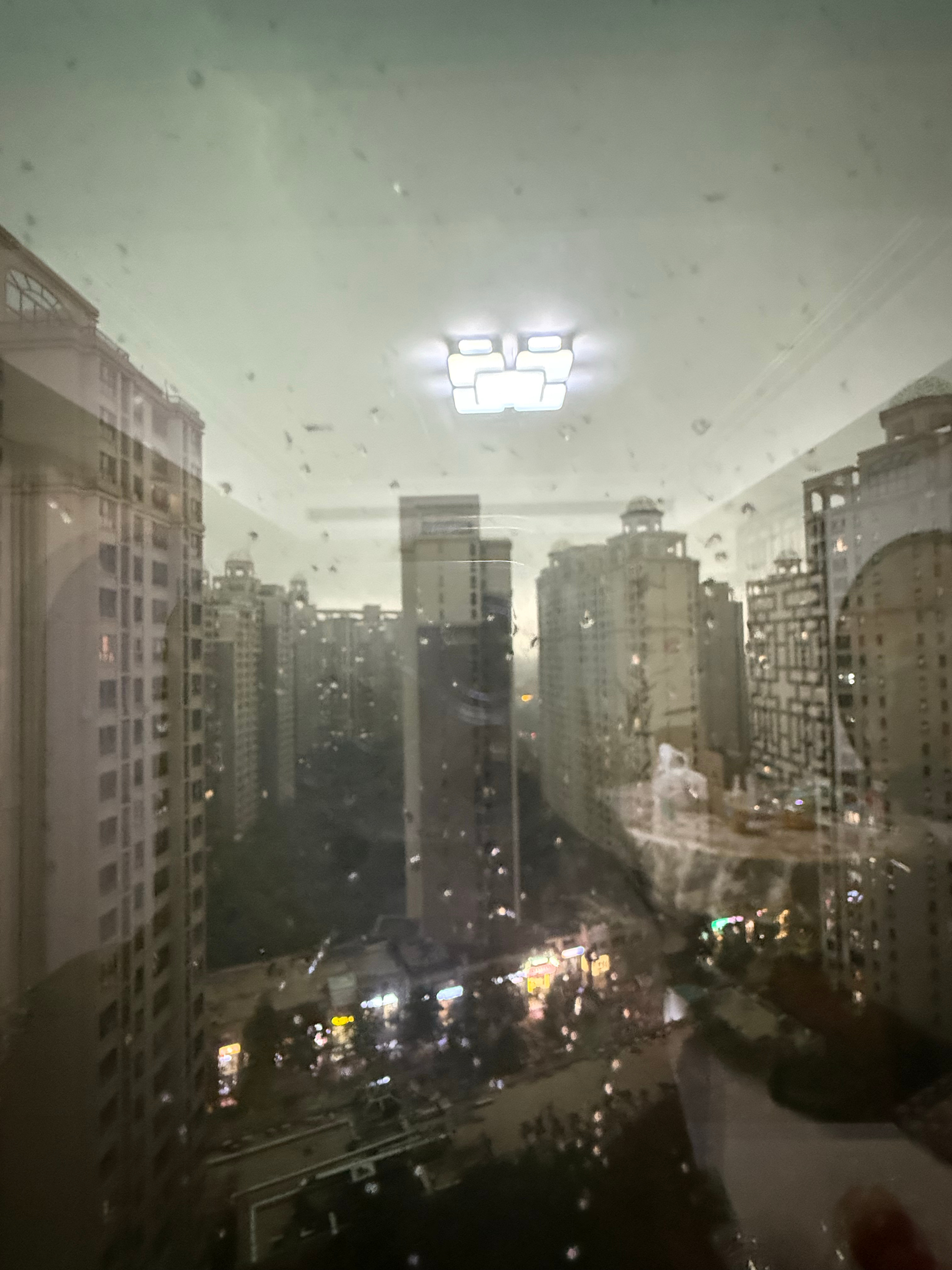 突然下大暴雨了我靠. 