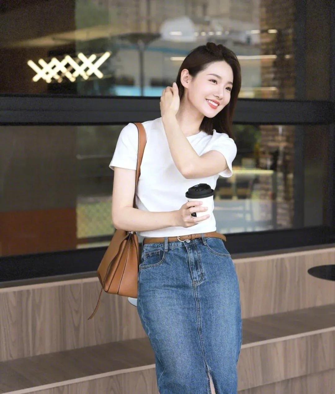 经典牛仔裙穿搭风格》🌞 白色T恤+牛仔裤裙，轻松出行，咖啡相伴，元气满满！💃