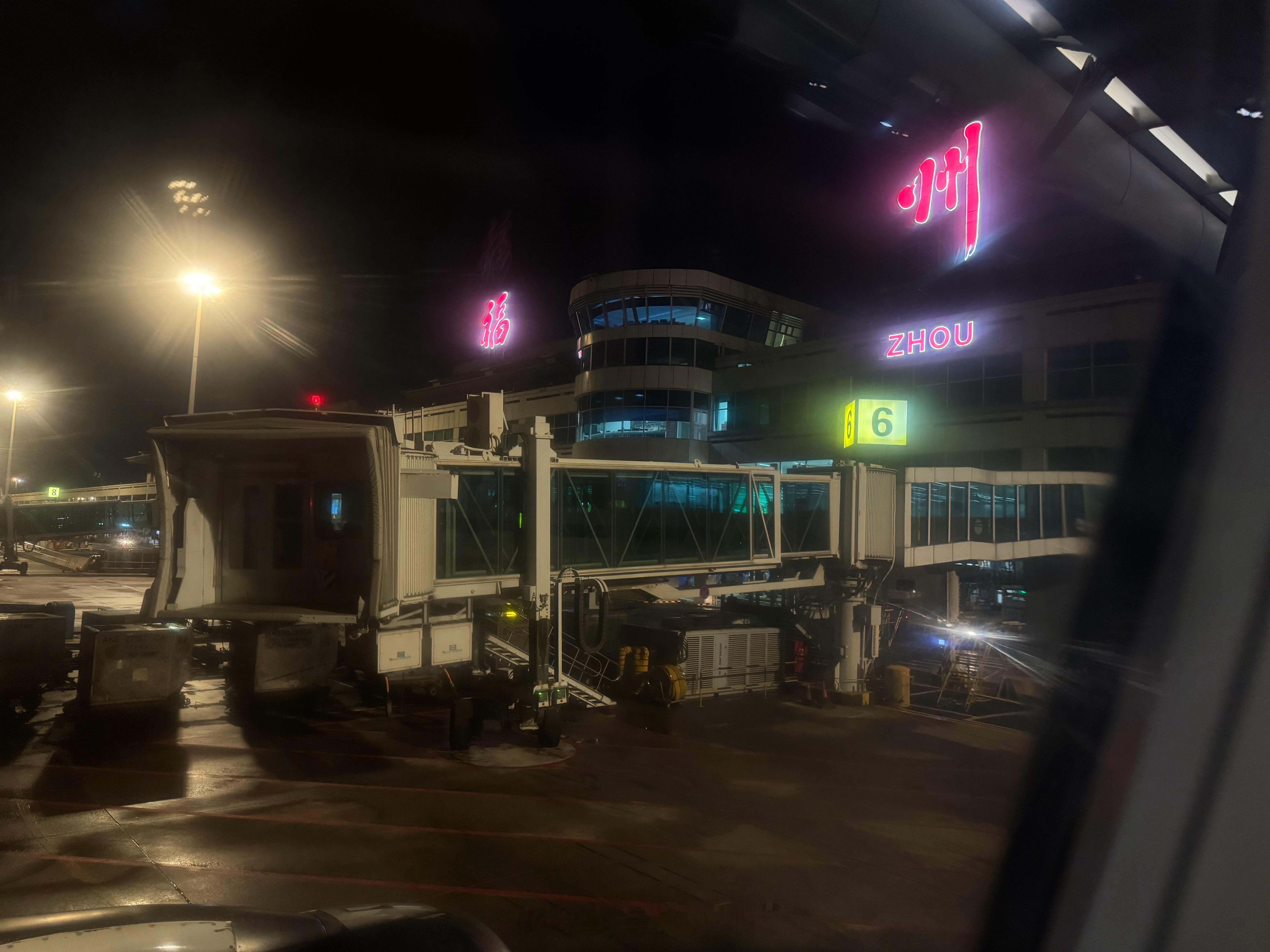 终极罚站。登机口关闭了一个小时。延误三个多小时。  ​​​