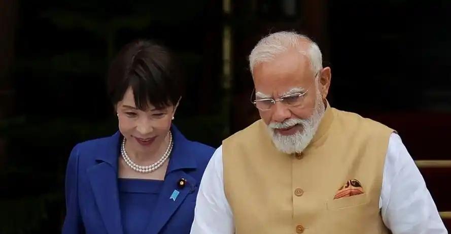 日本首相高市早苗访问印度，收获了一位哥哥。
高市早苗到达印度刚下飞机，印度总理莫