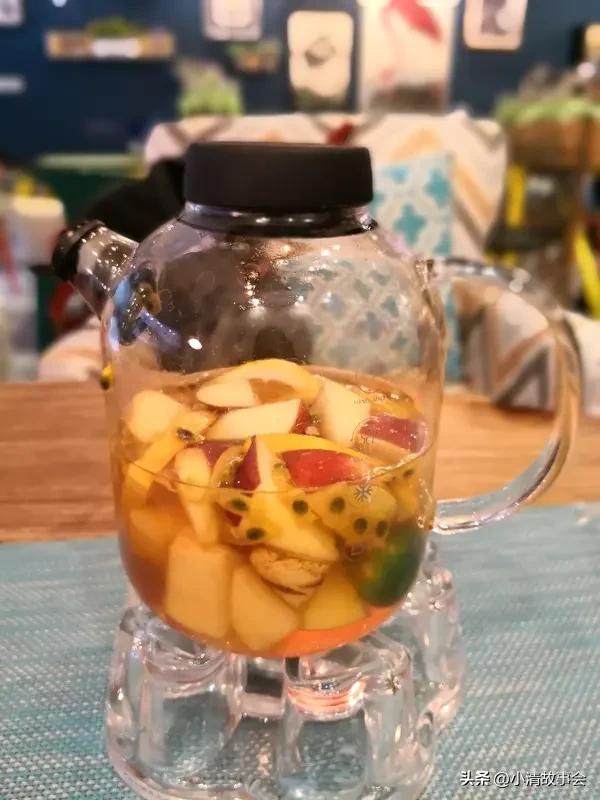 霸王茶姬的活力轻果茶，每一款都超赞！
橙香四季，用茉莉雪芽搭配鲜橙汁、橙片和香水