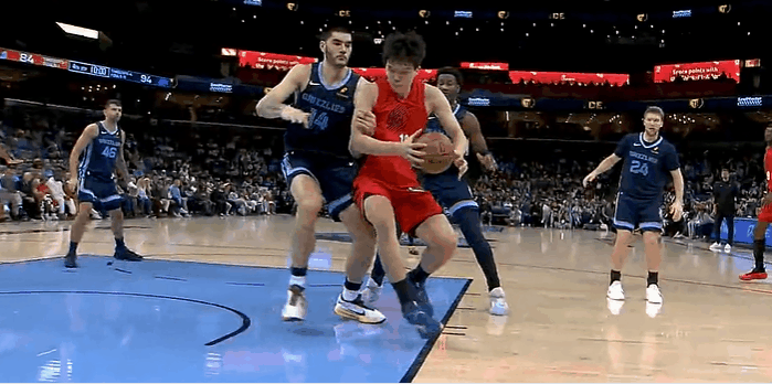 黑哨！杨瀚森被打脸裁判都不吹？
在今天NBA常规赛开拓者对阵灰熊的第四节比赛中，