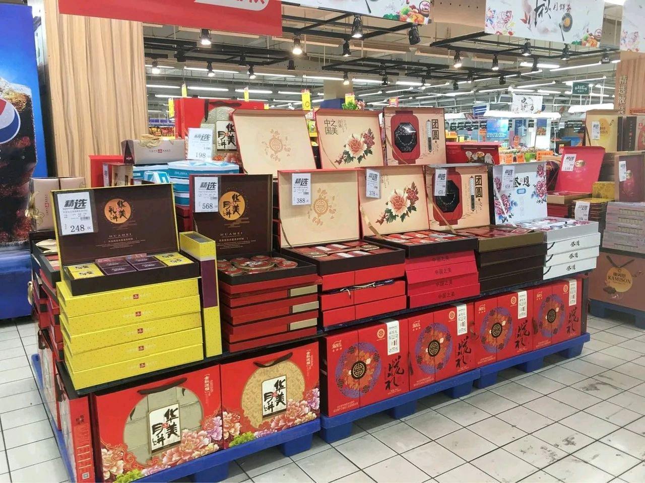 中秋过后，超市没卖完的月饼都去哪里了？
    不少人发现中秋一过，超市月饼一夜