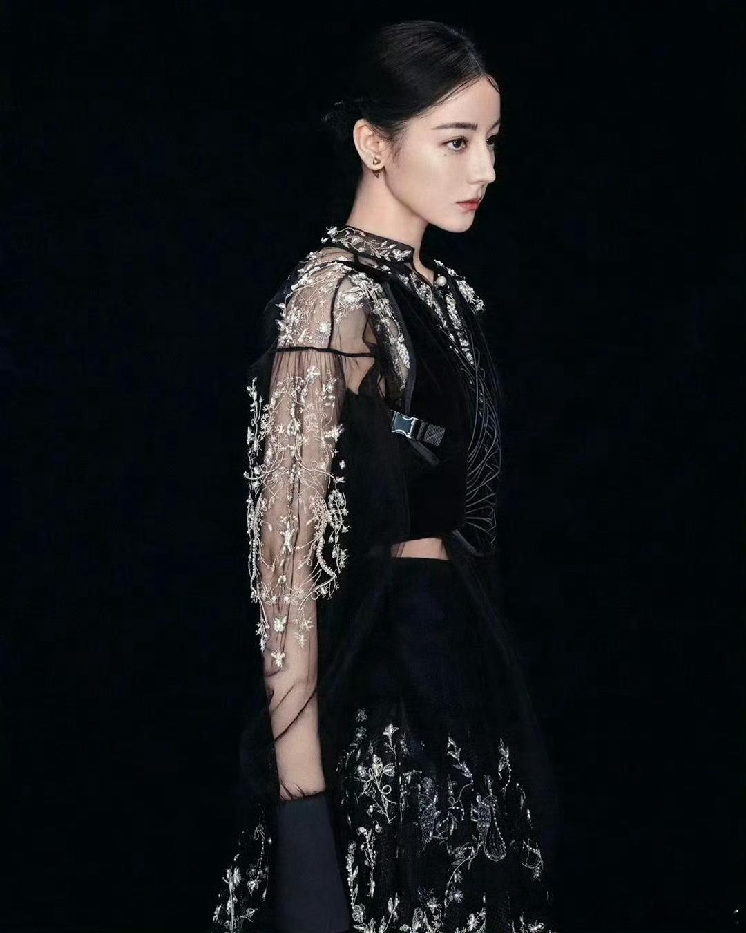迪丽热巴新尝试“野生美女妆”，化妆师金鹤龙打造，复古现代融合，美感独特，相关照片
