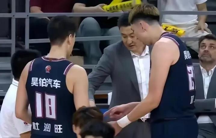 狂轰60+18+6！广东国产三巨头爆发，杜锋点名3人，还留下2后手！现在的广东队