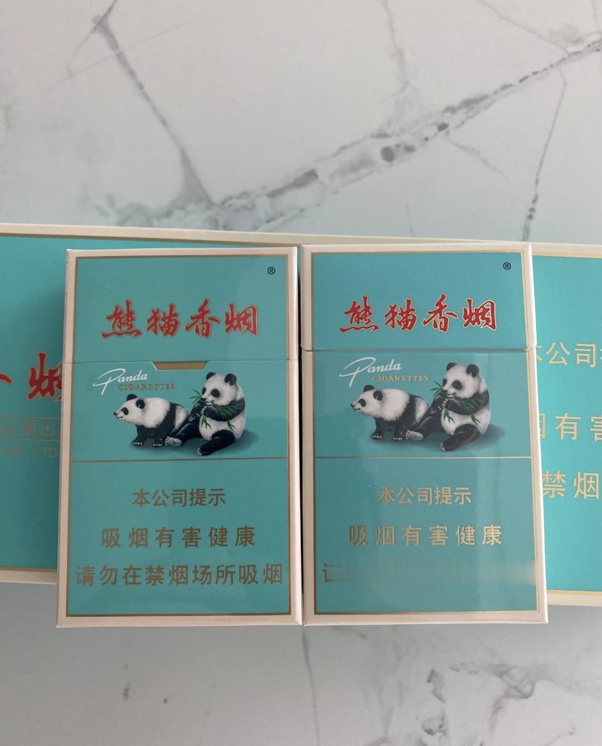 妹妹男友第一次上门送来两条烟，家里没人抽烟，放久了干燥变质只能浪费，我拿到楼下烟
