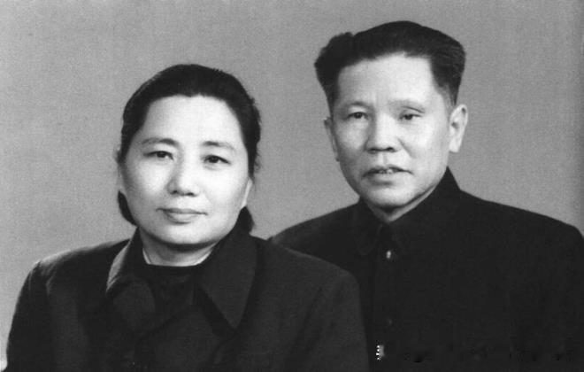 1960年春节，朱良才夫妇合影。