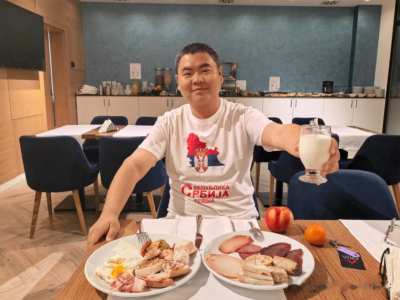 我来到塞尔维亚的第五天：昨夜，乘坐大巴车，来到乌日采，住在汽车站旁边的酒店。清晨