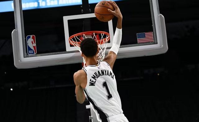上一篇我说NBA已经正式进入了文班亚马时代，有兄弟私信提出了不同意见。有人说是亚