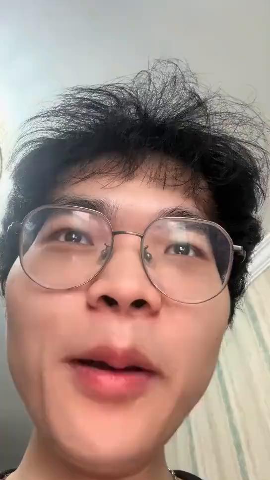 买了一件紧身的短袖出去拍照穿，给你们看一下，没开大头特效。不知道为什么，很羞耻，