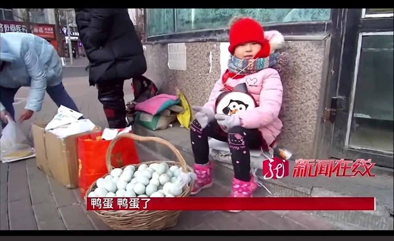 鹤岗市一个患病女孩的夜晚与白天判若两人。白日里她是端坐课堂的学生，夜幕降临便蜷缩