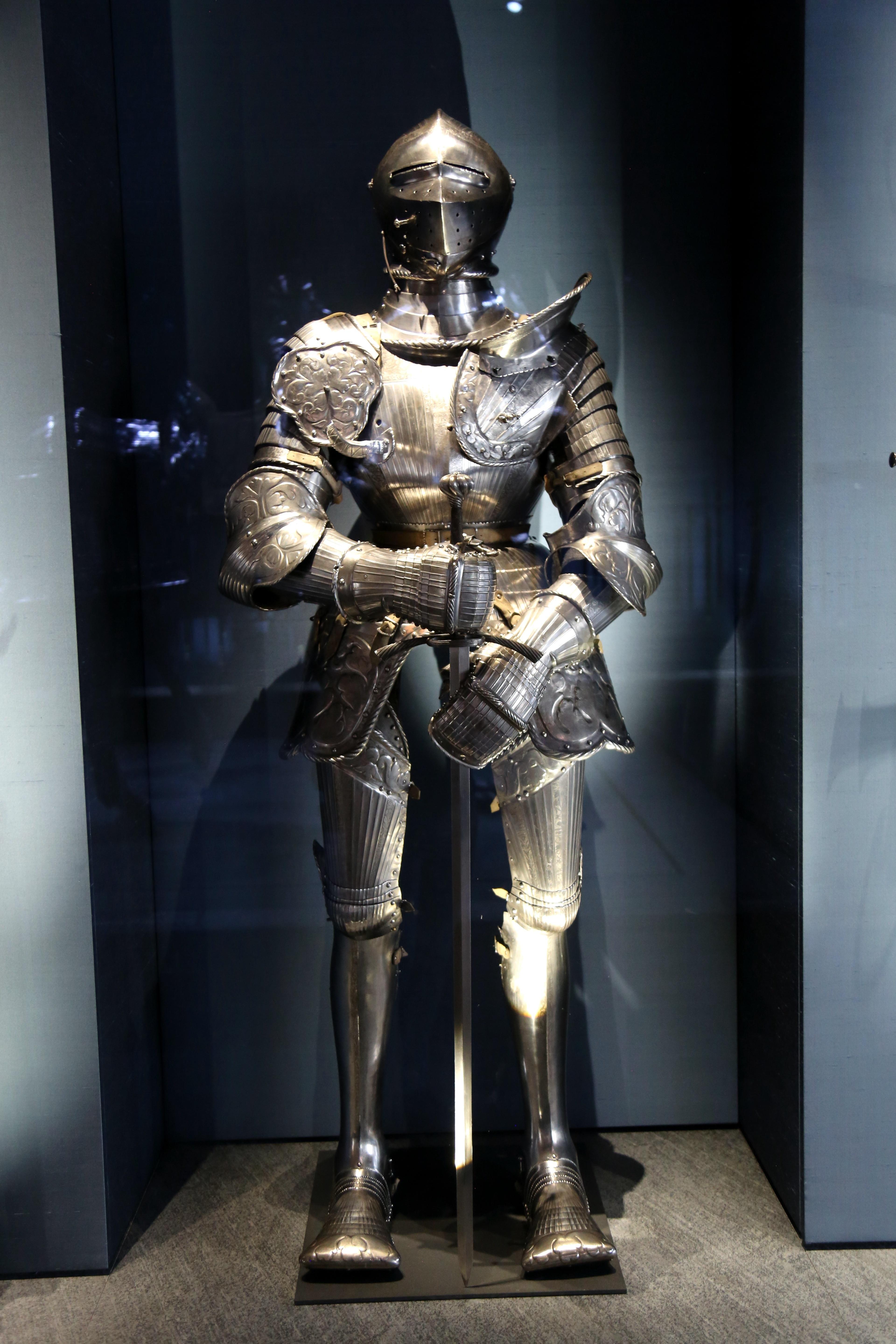 德国德累斯顿王宫博物馆收藏的1540年萨克森地区制作的一套骑士钢甲 