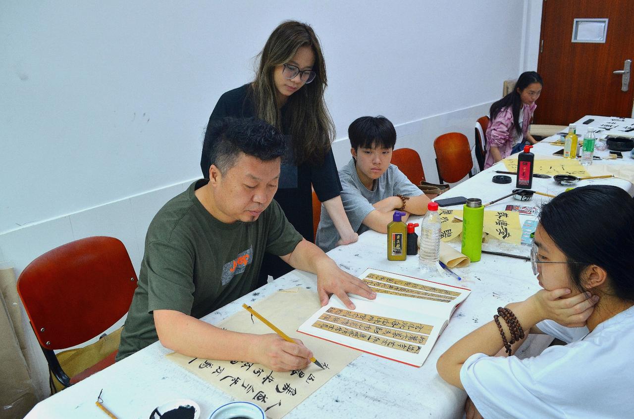 我不专业，但学生们是专业的刘锐书法