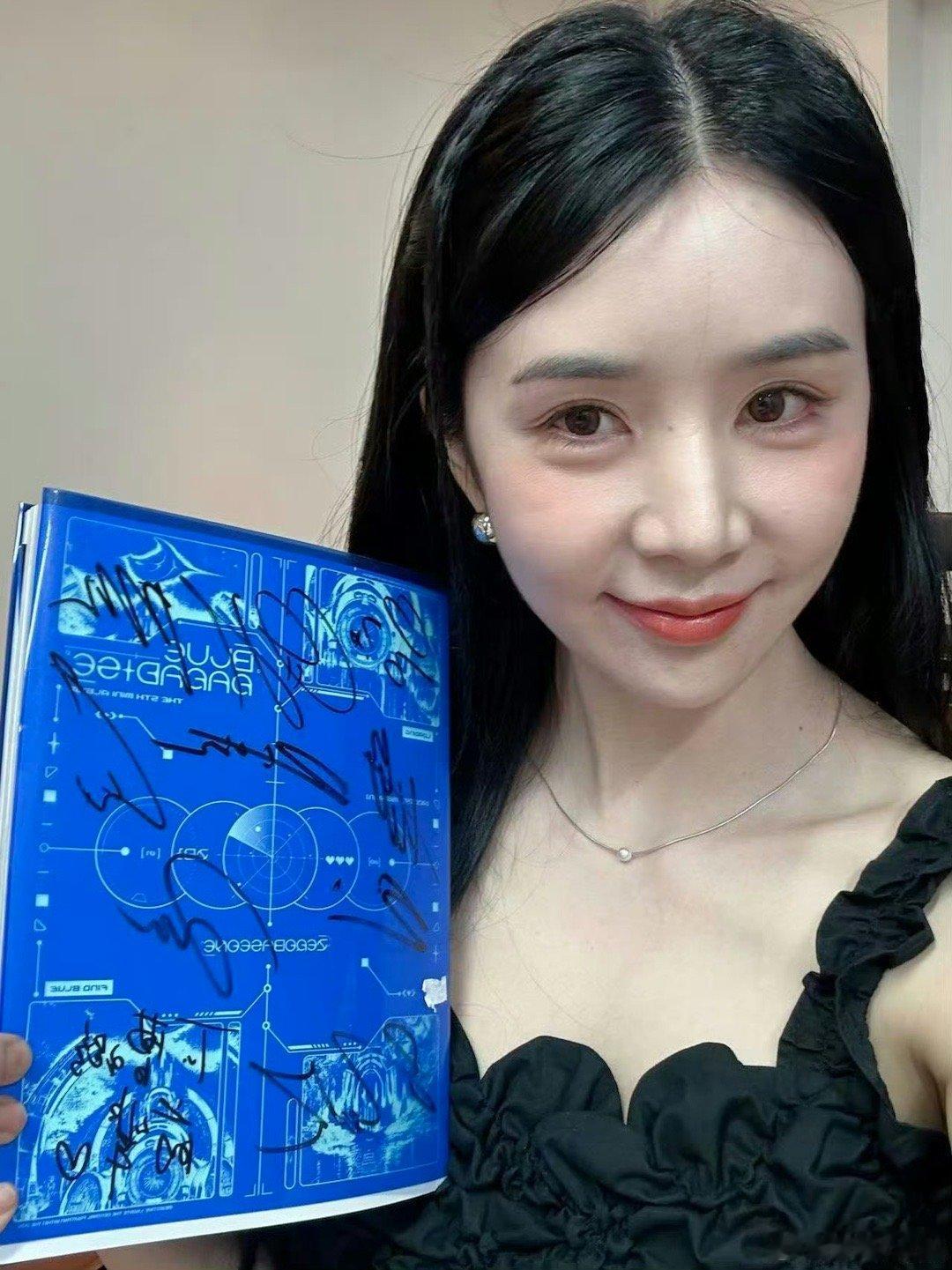 曹璐展示章昊送的亲签专辑 看到曹璐展示的签名专辑，被章昊的用心打动了！不仅字迹工