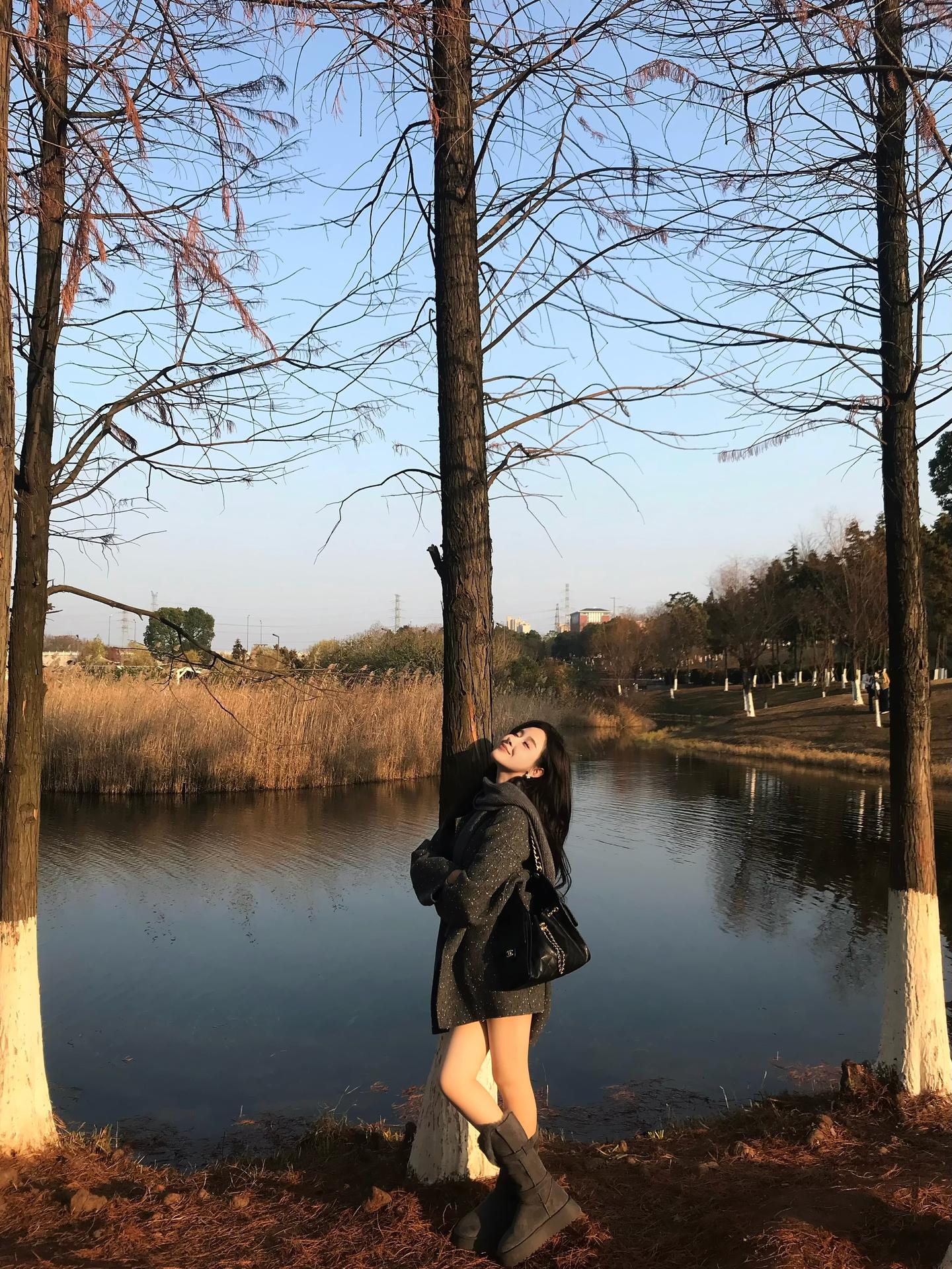 透过手指尖看着天