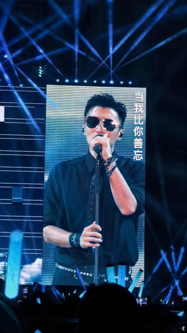谢霆锋提醒粉丝灯牌举反了谢霆锋演唱会向天空致意说谢谢你 青岛演唱会他笑着纠正灯牌