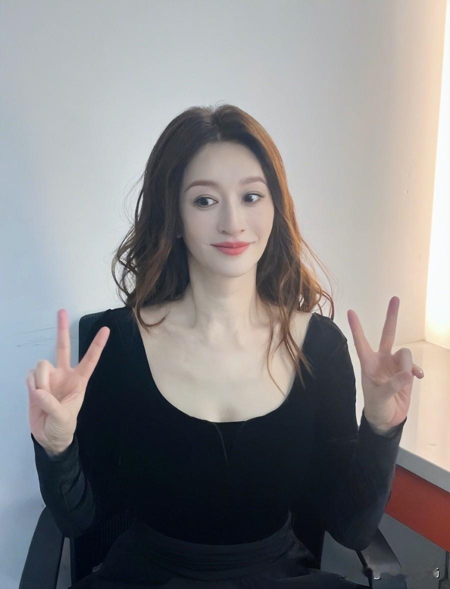 下台后，李小冉看到了这些网上的调侃。又因为这首歌从拿到到演出只有24小时，其中还